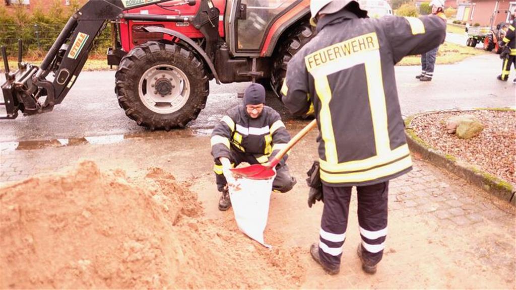 Die Feuerwehr befüllt Sandsäcke. 