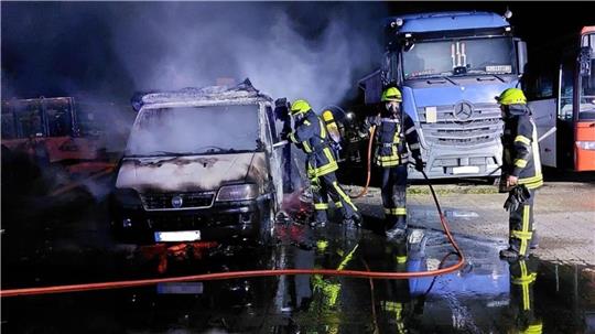 Die Feuerwehr bei den Löscharbeiten. Das Wohnmobil brannte völlig aus. Foto: Feuerwehr