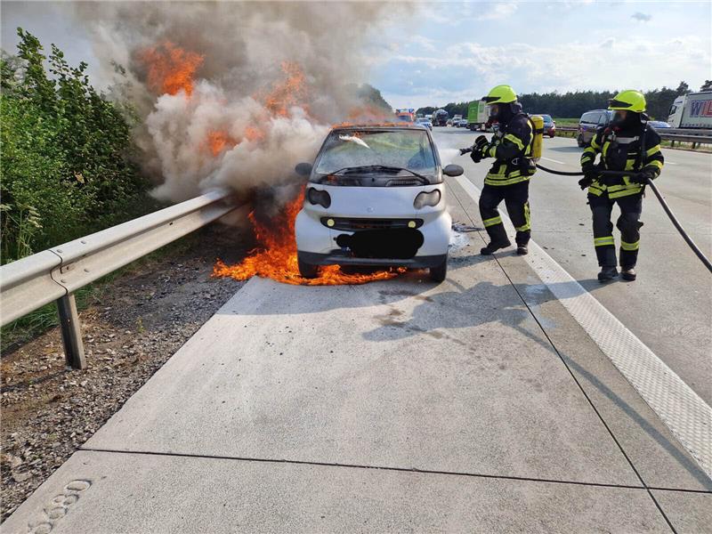 Sottrum: Smart gerät auf A1 in Brand Die Feuerwehr bei den Löscharbeiten. Foto: Polizei