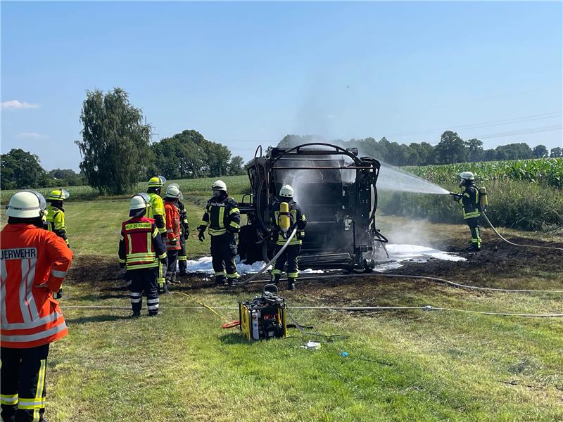Die Feuerwehr bei den Löscharbeiten. Foto: Polizei