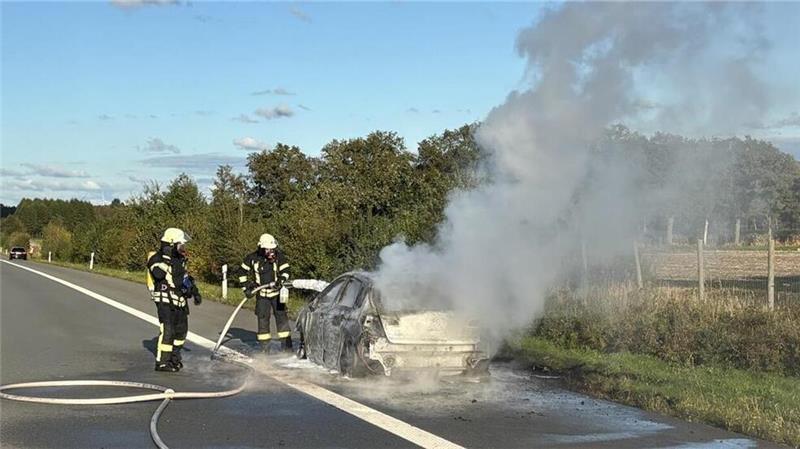 Vier-Meter-Traktor wird zur Gefahr für Autofahrer Die Feuerwehr bei den Löscharbeiten auf der A1.