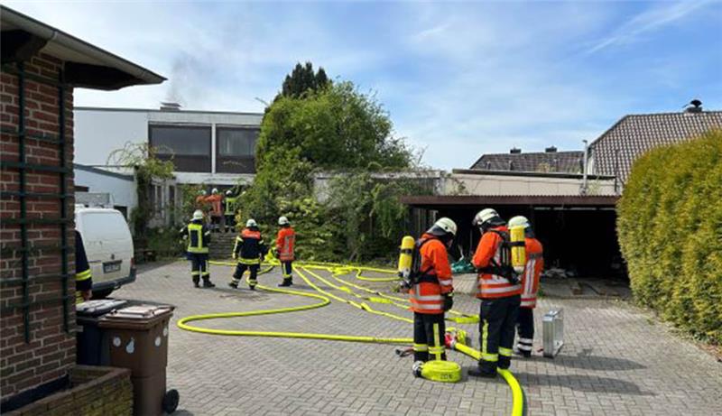 Frau verbrennt Papier in Badewanne – Feuer gerät außer Kontrolle Die Feuerwehr bei den Löscharbeiten in Wischhafen. Fotos: Feuerwehr Nordkehdingen