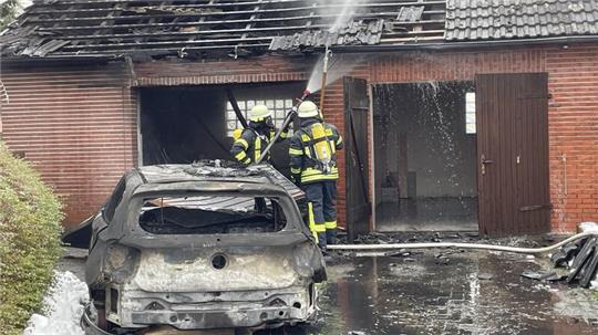 Die Feuerwehr bei den Nachlöscharbeiten