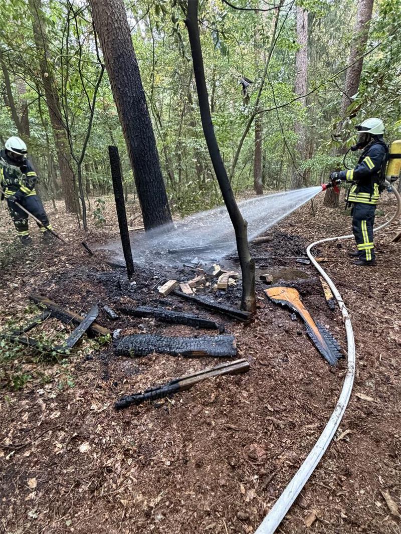 Brände: Traktor am Deich auf Krautsand in Flammen Die Feuerwehr bei den Nachlöscharbeiten in Heeslingen.