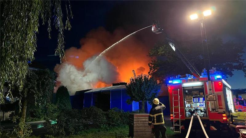 Die Feuerwehr bekämpft den Brand.