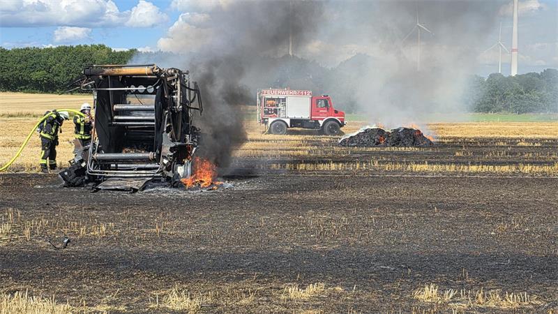 Die Feuerwehr bekämpft den Vegetationsbrand in Sauensiek.