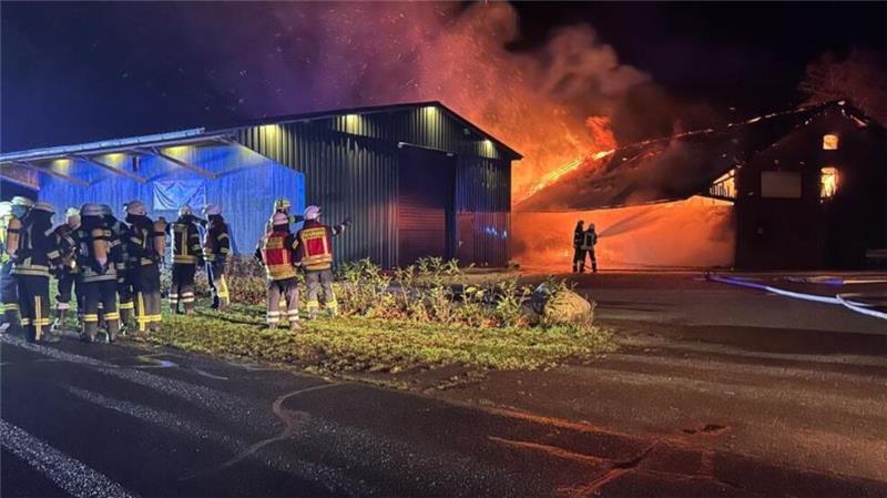 Die Feuerwehr bekämpfte den Brand der Lagerhalle mit knapp 150 Einsatzkräften.