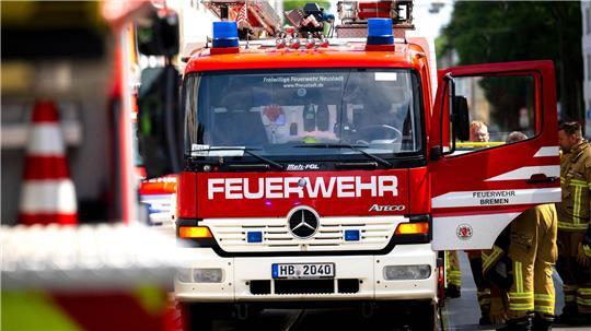 Die Feuerwehr bekämpfte die Flammen von innen und außen über eine Drehleiter. (Symbolbild)
