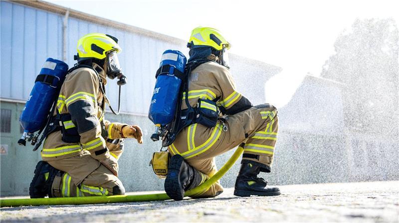 Großbrand zerstört Lagerhalle in Bremen Die Feuerwehr bittet Anwohner, Fenster und Türen geschlossen zu halten. (Archivfoto)