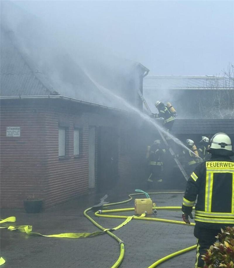 Balje: Fünf Feuerwehren bekämpfen Autobrand Die Feuerwehr dämmte das Feuer rasch ein.