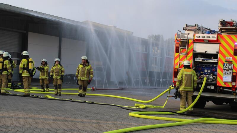 Die Feuerwehr errichtete eine Wasserwand zum Abriegeln eines Brandes.