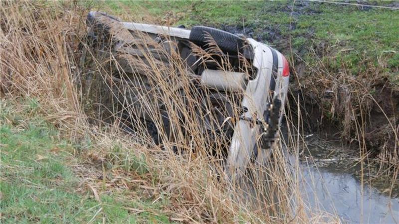 Die Feuerwehr errichtete wegen möglicher auslaufender Betriebsstoffe eine Ölsperre im Graben, um zu verhindern, dass sich Öl auf der Wasseroberfläche ausbreitet und die Umwelt gefährdet.