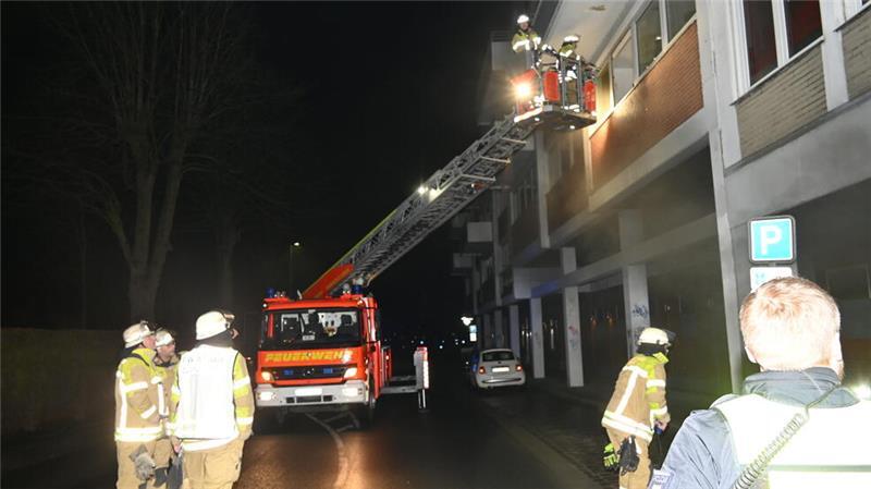 Nächtliches Feuer vor Stader Spielothek - Feuerwehr evakuiert Nachbarn Die Feuerwehr evakuierte unter anderem benachbarte Bewohner.