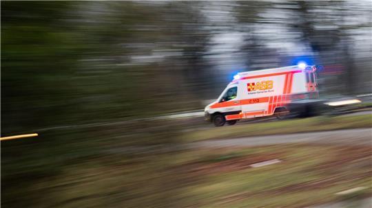 Die Feuerwehr fand in Harburg dichten Rauch vor, als sie am Hochhaus ankam. Mehrere Menschen wurden verletzt. (Symbolbild)