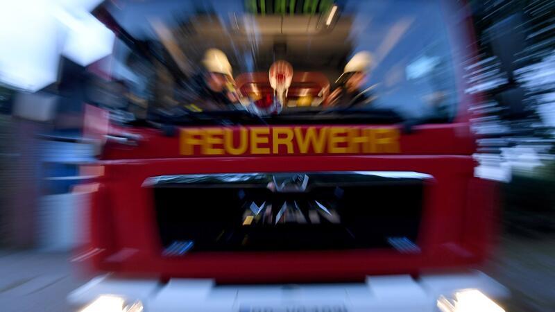 Feuerwehrleute genötigt? 92-Jähriger sorgt beim Lauf- und Musikfestival für Ärger Ein Löschfahrzeug der Feuerwehr fährt mit Blaulicht zu einem Einsatz.