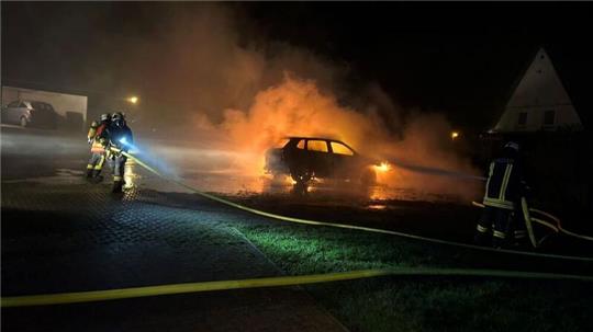 Die Feuerwehr hat am Sonntagabend einen Brand in Wischhafen-Hamelwörden gekämpft.
