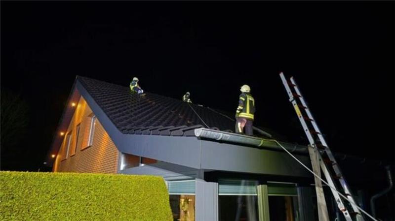 Die Feuerwehr hat das Dach geöffnet, um sicherzustellen, dass das Feuer nicht auf den Dachstuhl übergegriffen ist.