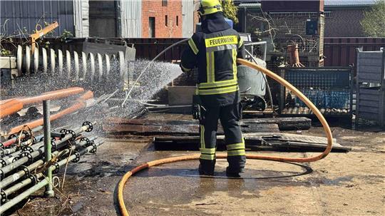 Die Feuerwehr hat den Brand schnell unter Kontrolle.