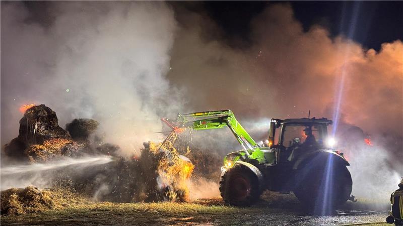 Großalarm in Nottensdorf: Wieder brennen Strohballen lichterloh Die Feuerwehr hatte bei den Löscharbeiten mit erschwerten Bedingungen zu kämpfen.