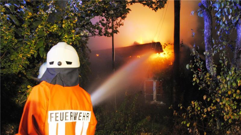 Die Feuerwehr hatte den Brand im Herbst 2013 schnell unter Kontrolle, trotz alledem war das leer stehende Reetdachhaus in Goldbeck nicht mehr zu retten. Es ging in Flammen auf.