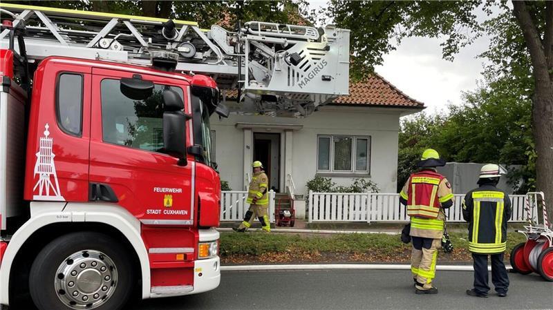 Haus brennt in Cuxhaven: Kind verletzt, neun Katzen gerettet Die Feuerwehr hatte den Brand in dem Einfamilienhaus schnell unter Kontrolle.