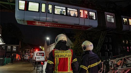 Die Feuerwehr holte die Fahrgäste über eine Drehleiter aus der Bahn.