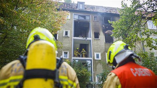 Die Feuerwehr in Hannover löscht nach einer Explosion ein Mehrfamilienhaus.