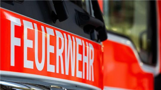 Die Feuerwehr in Lübeck wurde zum Brand in einer Lagerhalle gerufen. (Symbolbild)