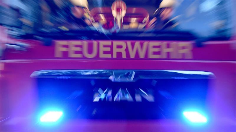 Die Feuerwehr in Osnabrück löscht einen Brand in einer Klinik. (Symbolbild)