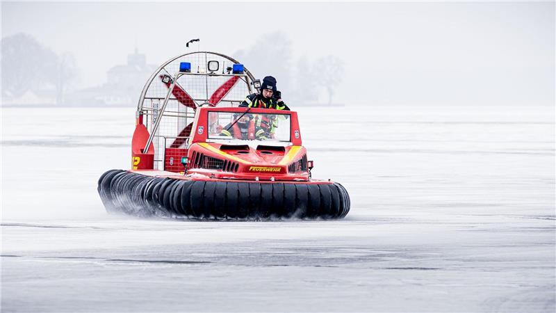 Polizei und Feuerwehr warnen vor dem Betreten von Eisflächen Die Feuerwehr in Steinhude nutzt das Eiswetter für eine Übungsfahrt mit ihrem Luftkissenfahrzeug.