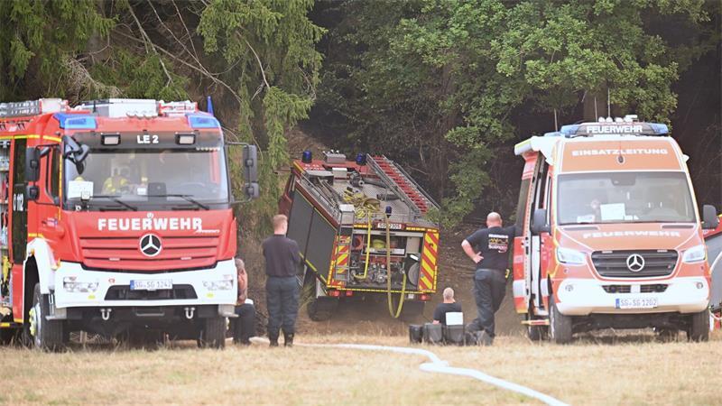 Die Feuerwehr ist beim Waldbrand im Einsatz. 