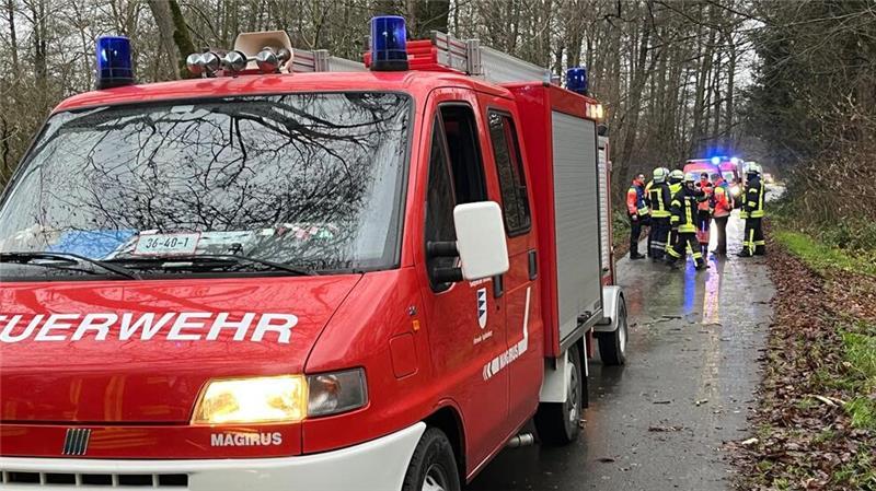 Ein Feuerwehrfahrzeug steht auf einem Weg.