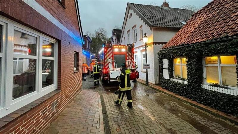 Die Feuerwehr ist mit 60 Einsatzkräften vor Ort.