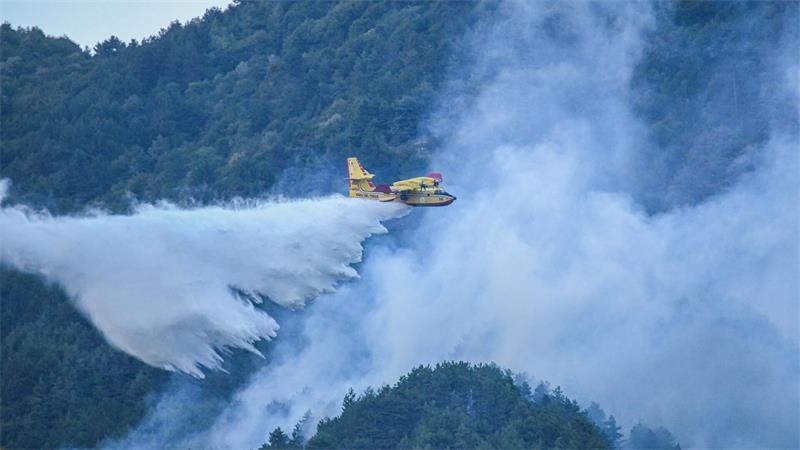 Die Feuerwehr ist mit Löschflugzeugen im Einsatz.