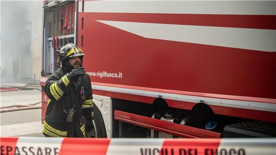 Die Feuerwehr ist mit einem Großaufgebot vor Ort. (Symbolbild)