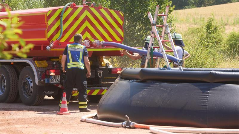 Die Feuerwehr ist mit einem großen Aufgebot bei dem Waldbrand in Rheinland-Pfalz im Einsatz. 