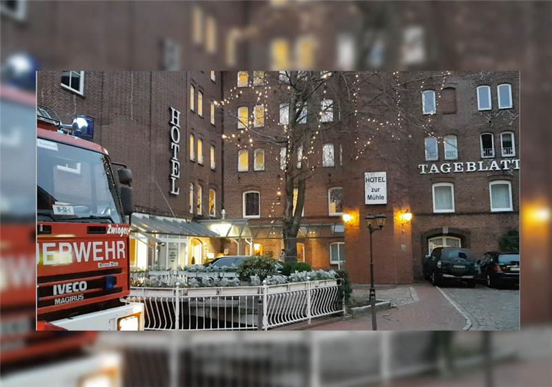 Die Feuerwehr ist mit zwei Zügen im Einsatz. Fotos: Husung, Michaelis