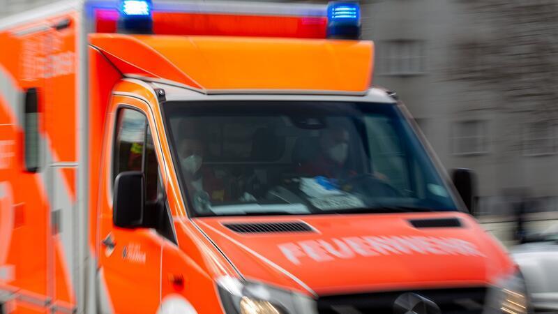 Die Feuerwehr ist nach eigenen Angaben mit einem Großaufgebot vor Ort. (Symbolfoto).