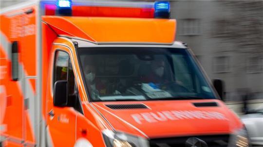 Die Feuerwehr ist nach eigenen Angaben mit einem Großaufgebot vor Ort. (Symbolfoto).