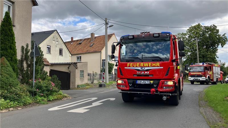 Die Feuerwehr ist schnell mit vielen Kräften vor Ort.