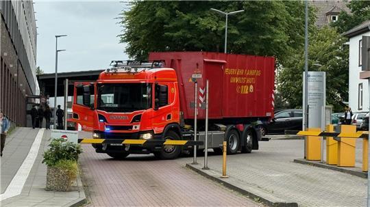 Die Feuerwehr ist seit etwa 14.55 Uhr am Asklepios Klinikum Harburg im Großeinsatz.