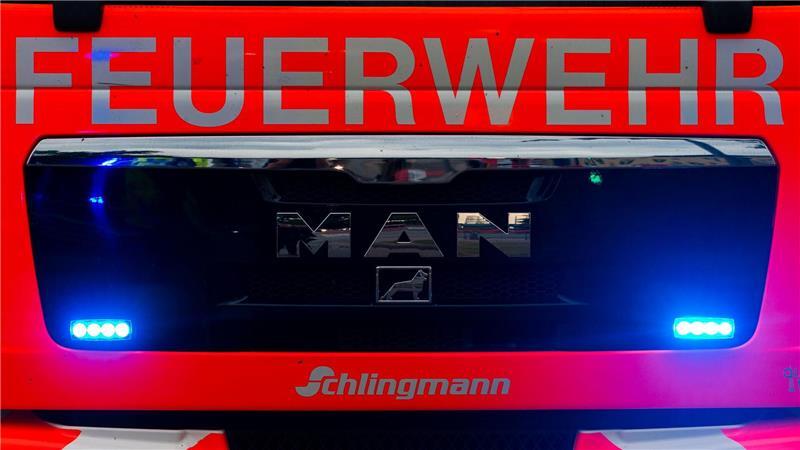 Die Feuerwehr ist zur Bergung im Einsatz. (Symbolfoto)