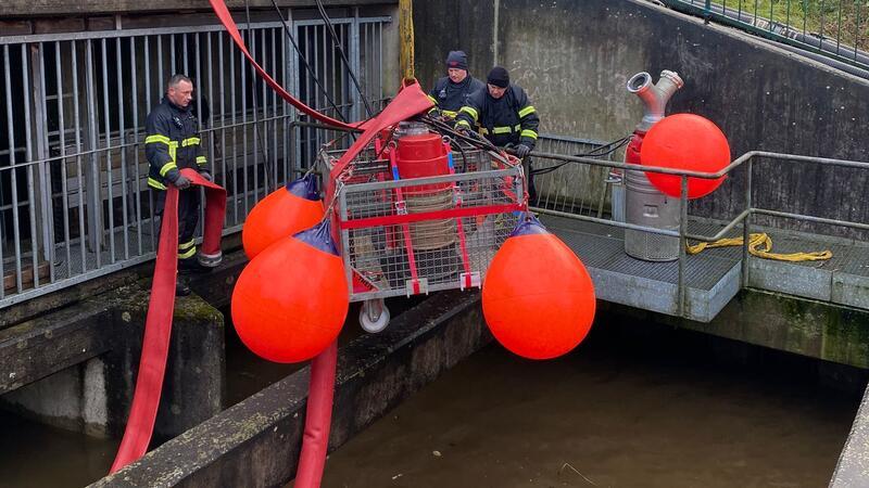 Die Feuerwehr kämpft am Storchennest-Siel mit Pumpen gegen das Binnenhochwasser an.