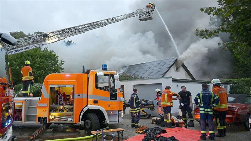 Die Feuerwehr kämpft gegen die Flammen.