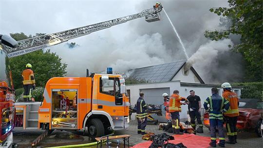 Die Feuerwehr kämpft gegen die Flammen.