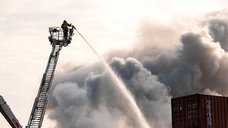 Riesige Rauchwolken über Hamburg - Schrott im Hafen brennt Die Feuerwehr kämpft im Hamburger Hafen gegen das Feuer.