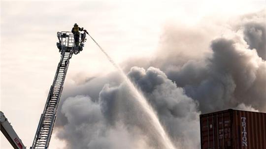 Die Feuerwehr kämpft im Hamburger Hafen gegen das Feuer.
