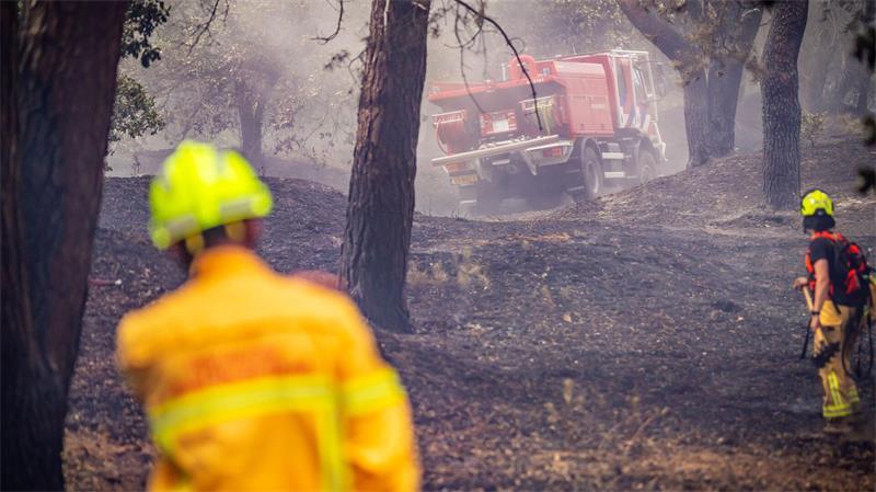 Die Feuerwehr kämpft immer noch gegen den Brand, die Lage hat sich allerdings stabilisiert.