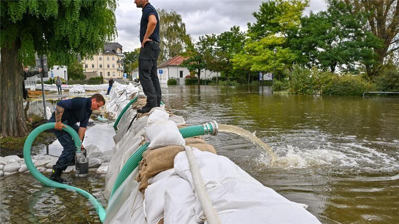 Die Feuerwehr kämpft in Eisenhüttenstadt gegen Wassermassen. Denn im Stadtteil Fürstenberg sind einige Straßen stark überflutet.