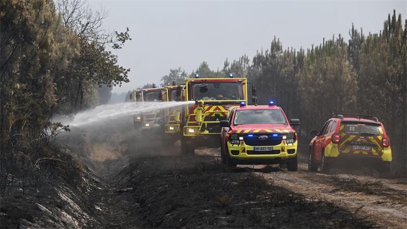 Die Feuerwehr kämpft weiter mit einem Großaufgebot gegen die Waldbrände bei Bordeaux.